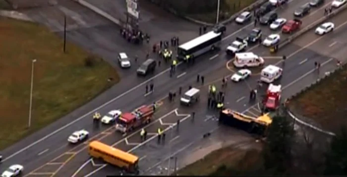 Cele două autobuze s-au ciocnit violentFoto: Captură video
