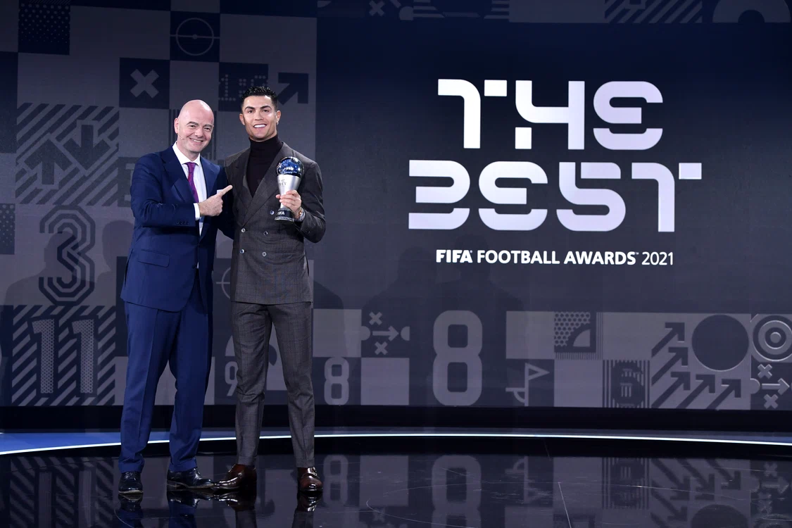 Cristiano Ronaldo s-a pozat alături de președintele FIFA, Gianni Infantino (Foto: EPA-EFE)
