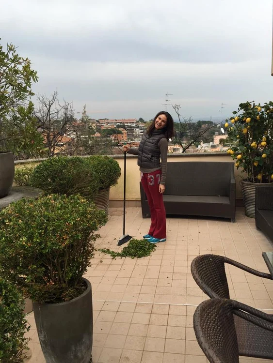 Ramona Bădescu a fost surprinsă cu mătura în mână, dar la fel de frumoasă