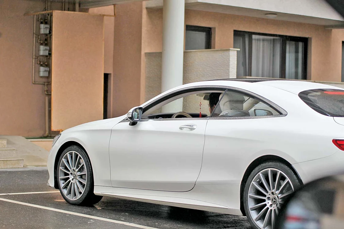 Ioana conduce un Mercedes care costă  zeci de mii de euro