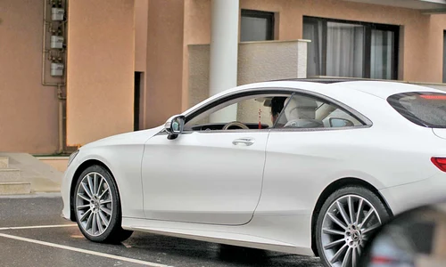 Ioana conduce un Mercedes care costă  zeci de mii de euro jpeg