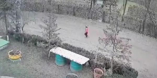 Radu Ayan Mahmood, copilul dispărut, în timp ce se îndrepta spre pădure  Foto Captură video YouTube jpg