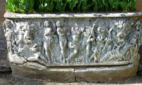 Sarcofag roman, vechi de 1700 de ani, folosit pe post de ghiveci jpeg