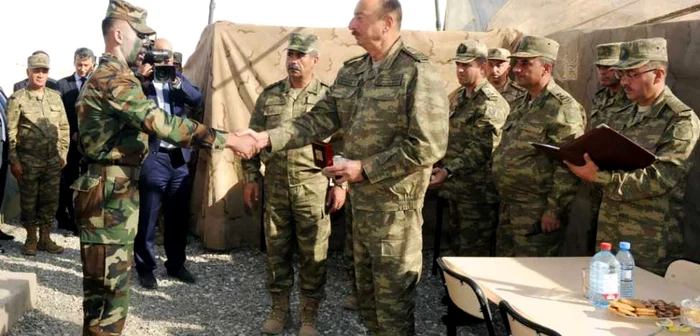 Preşedintele ayer Ilham Aliev, în vizită pe frontul din Nagorno-Karabakh, în august 2014. FOTO AzerTag