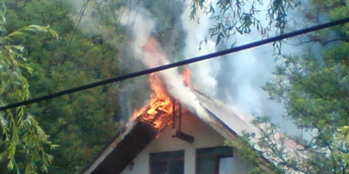 Pensiunea a fost cuprinsă de flăcări foto newsarad.info
