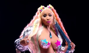 Nicki Minaj, cu sânii la vedere în noul clip jpeg