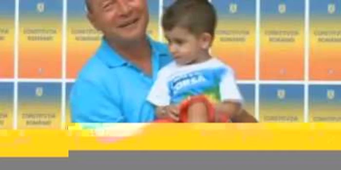 Traian Băsescu a vorbit timp de câteva minute, având copilul în braţe