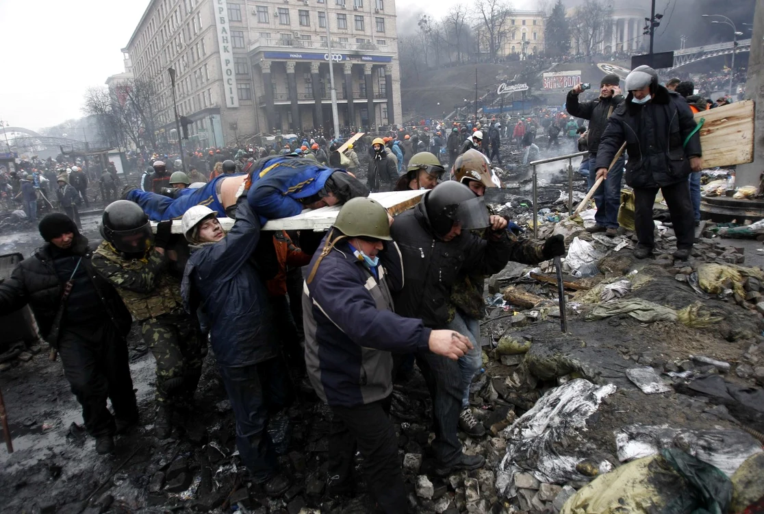 Evacuarea morţilor şi răniţilor după măcelul de azi dimineaţă. FOTO Reuters