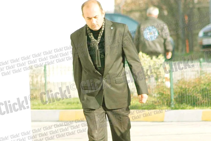 Banca în care Ana a învăţat la  Liceul Iulia Zamfirescu din  Mioveni era plină ieri de  flori şi lumânări de la colegi (FOTO: LAURENŢIU IONESCU)