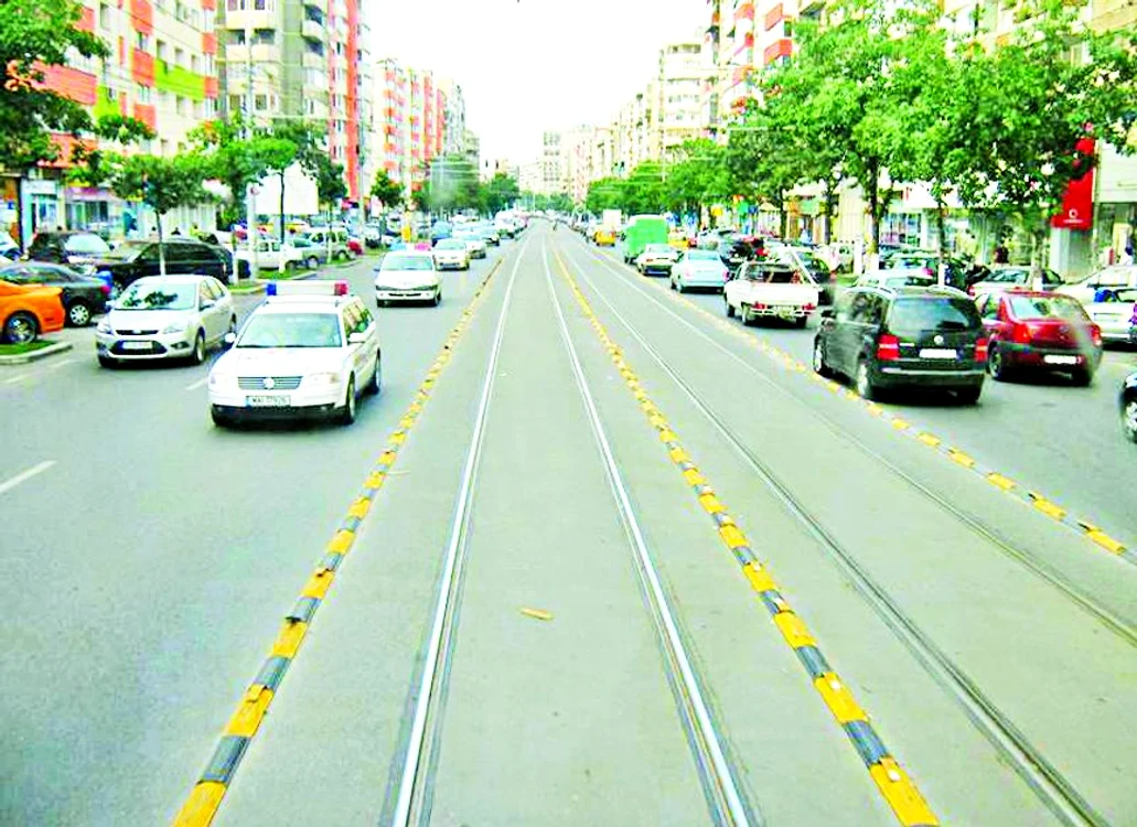 Pe Calea Moşilor tramvaiele se  depăşesc între ele. Altfel nu se  explică pentru ce sunt separatoarele