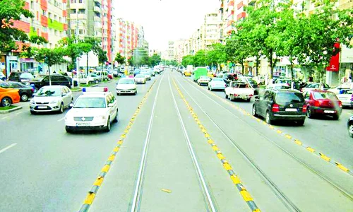 Pe Calea Moşilor tramvaiele se  depăşesc între ele  Altfel nu se  explică pentru ce sunt separatoarele jpeg