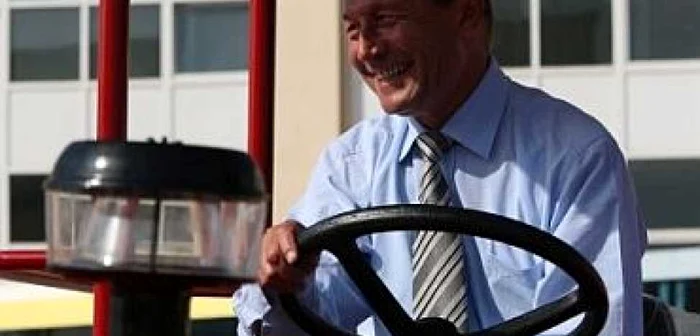 Braşov: Preşedintele Traian Băsescu, "tractorist" (GALERIE FOTO)