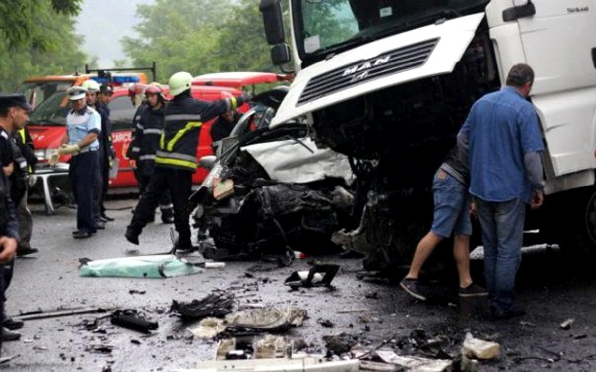 
    A fost nevoie de intervenția echipajelor de la descarcerare pentru a scoate victimele din mașina făcută praf  