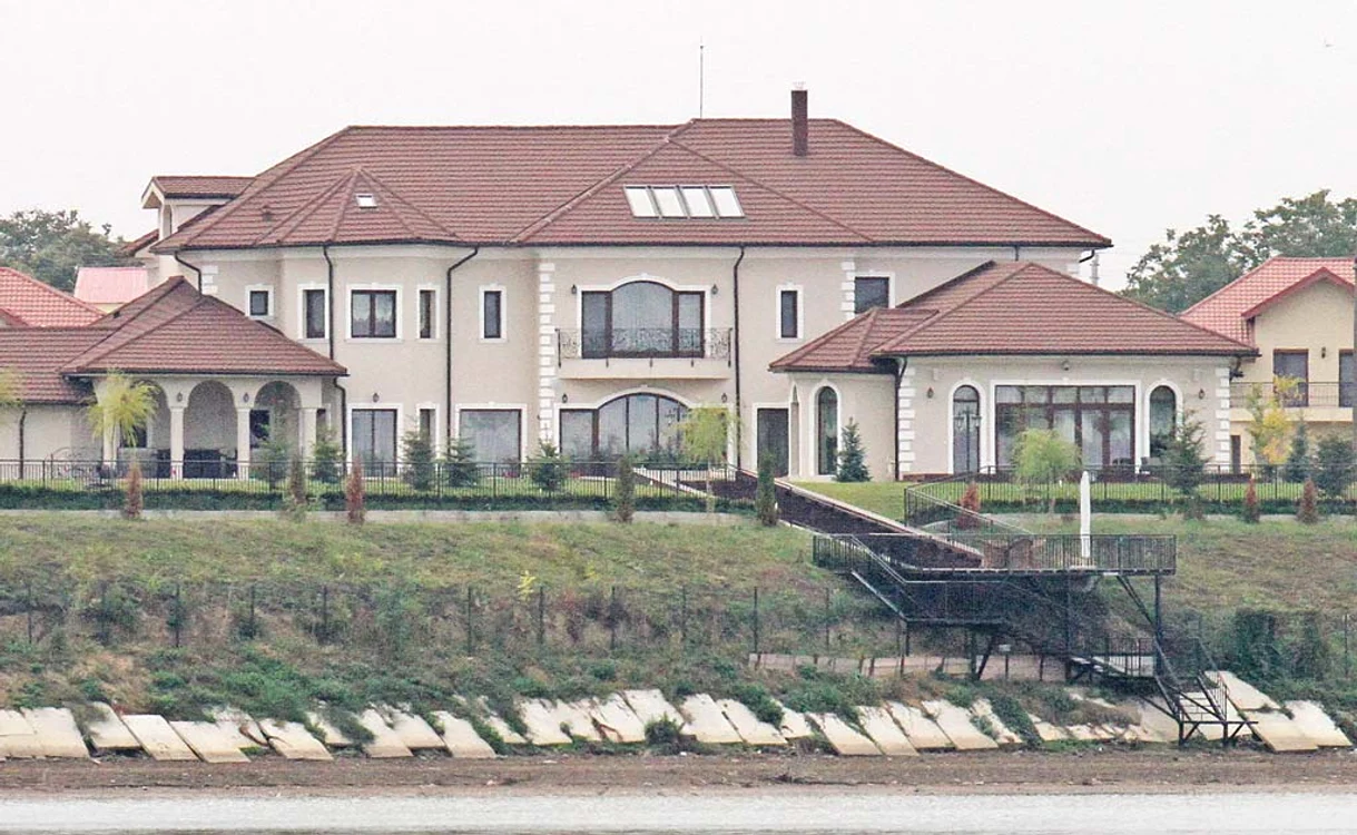 Vila din Crevedia, evaluată la 2 milioane de euro, a fost construită şi amenajată în 2010, după gustul Cristinei