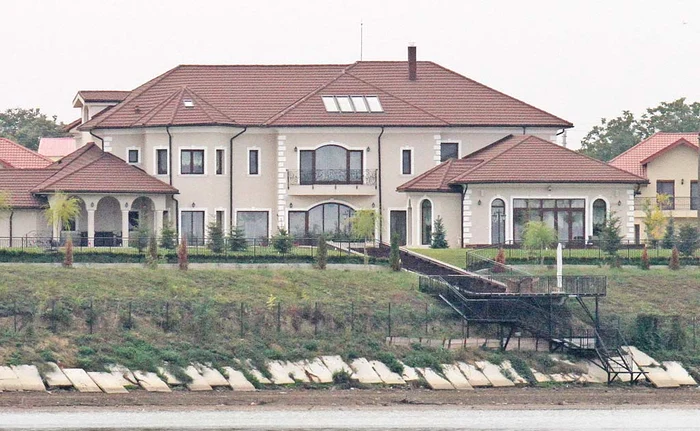 Vila din Crevedia, evaluată la 2 milioane de euro, a fost construită şi amenajată în 2010, după gustul Cristinei