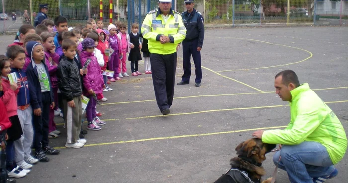 Elevii au participat la demonstraţii