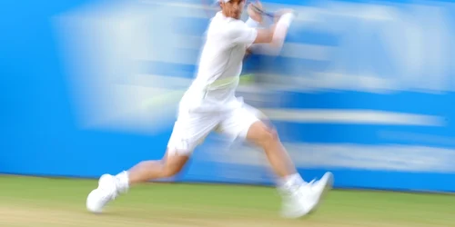 Andy Murray loveşte o minge în timpul partidei contra jucătorului Maric Cilic la Campionatul Aegon desfăşurat în Londra. FOTO Guliver/Gettyimages