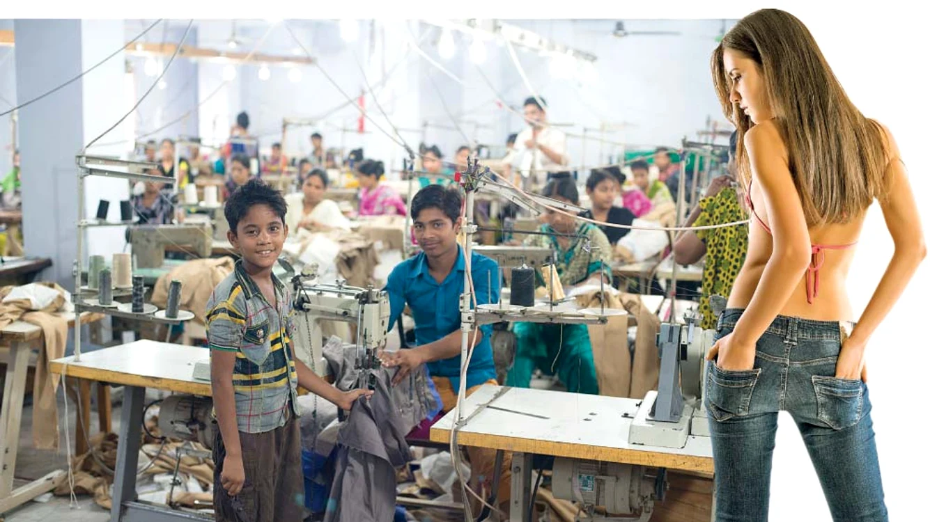 
    În fabricile din Keraniganj,  Dhaka, sute de puşti muncesc  24 de ore din 24 pentru un  salariu de 1,20 lei pe ziFoto: Guliver/ Rexfeatures  