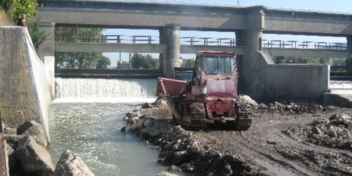 Se lucrează la barajul peste râul Mureş 