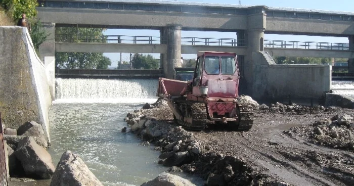 Se lucrează la barajul peste râul Mureş