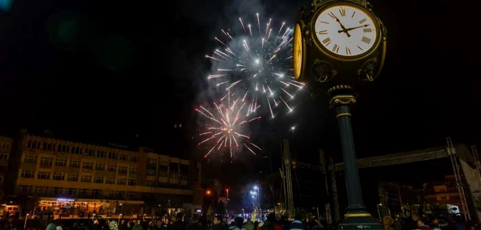 Spectacol de artificii în centruloraşului Râmnicu Vâlcea, „La ceas”, 2017 Foto - Arhiva Adevărul