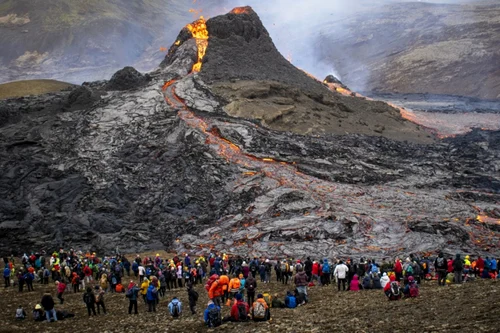 Islandezii au vizitat vulcanul Fagradalsfjall care a erupt în urmă cu câteva zile FOTO AFP 