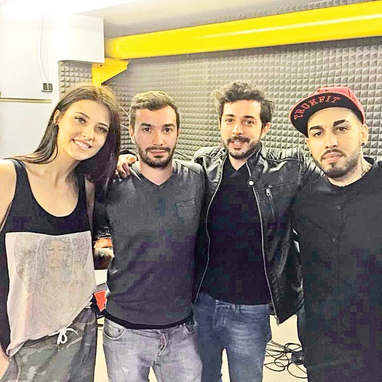Fraţii Iulian şi Marius Moga,  încadraţi, în culise, de Antonia şi Alex 
