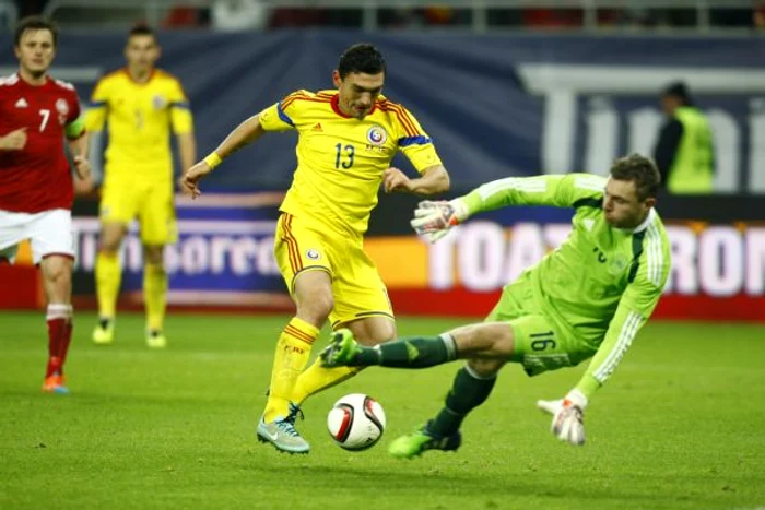 Claudiu Keşeru a driblat portarul, după care a marcat primul gol al naţionalei RomânieiFOTO: David Muntean
