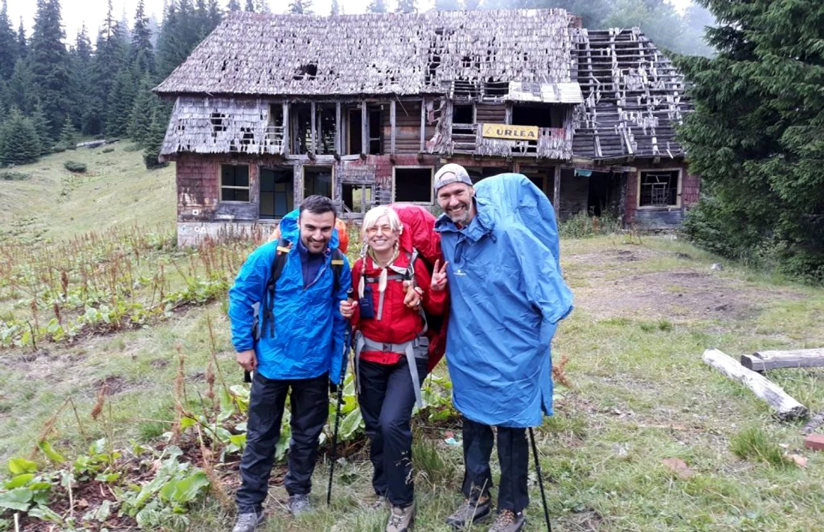 Cristina, Bogdan şi Nicu vor să refacă Cabana Urlea. FOTOFacebook Poveştile Carpaţilor