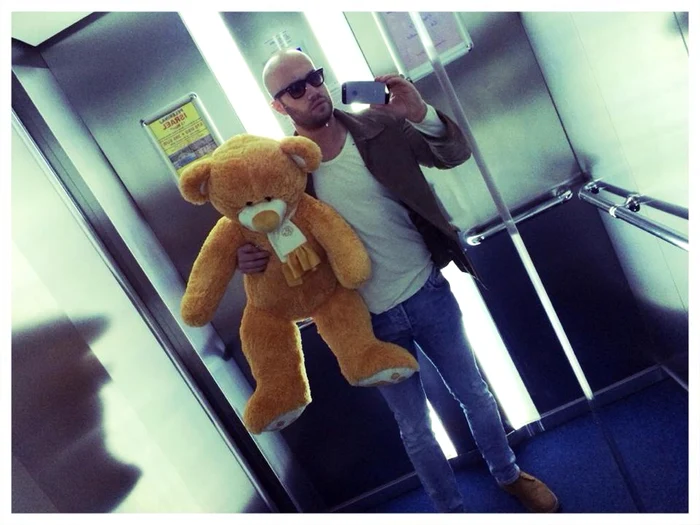 Mihai Bendeac a venit cu ursul la parastasul lui Dan Mihăescu (Foto: Facebook)