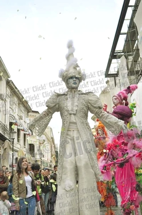 Una dintre atracţiile festivalului  vor fi artiştii francezi de la  trupa Kalice Productions  care joacă costumaţi în  gigantice flori multicolore
