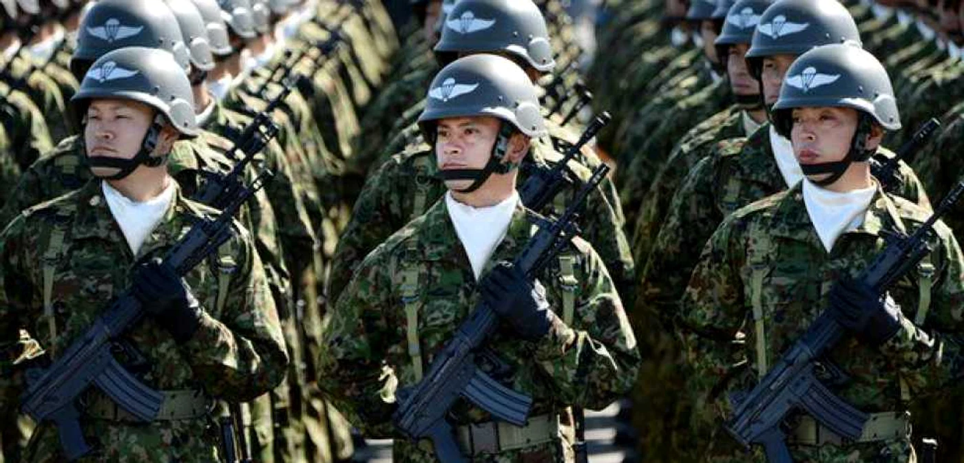 Soldaţi din cadrul „forţelor de autoapărare“ a Japoniei FOTO AFP