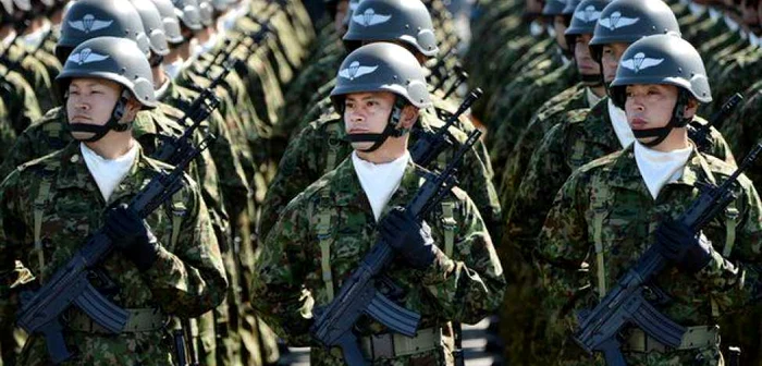 Soldaţi din cadrul „forţelor de autoapărare“ a Japoniei FOTO AFP