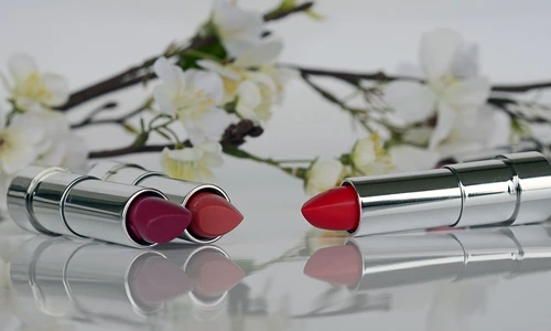 Rujuri la modă în 2019  Se poartă strălucirea pe buze jpeg