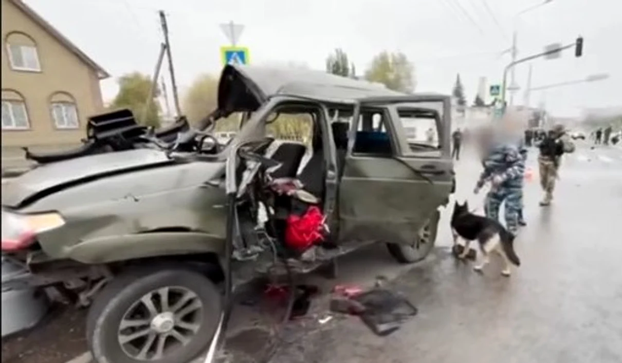 Mașina în care se afla ofițerul a explodat FOTO: Captură video