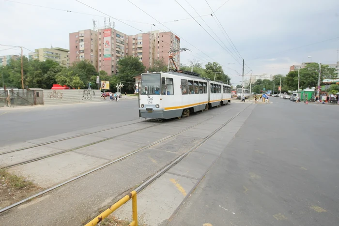 
    Intersecția de la Piața Moghioroș va fi reconfigurată pentru stația de metrou Parc Drumul Taberei, astfel că tramvaiul 41 nu va mai circula Fotografii: Click!  