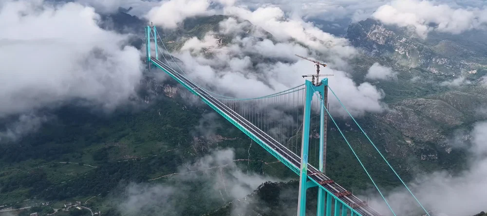 China se întrece pe sine în recorduri: Inaugurează în septembrie cel mai înalt pod din lume, Huajiang Grand Canyon, depășing Beipanjiang