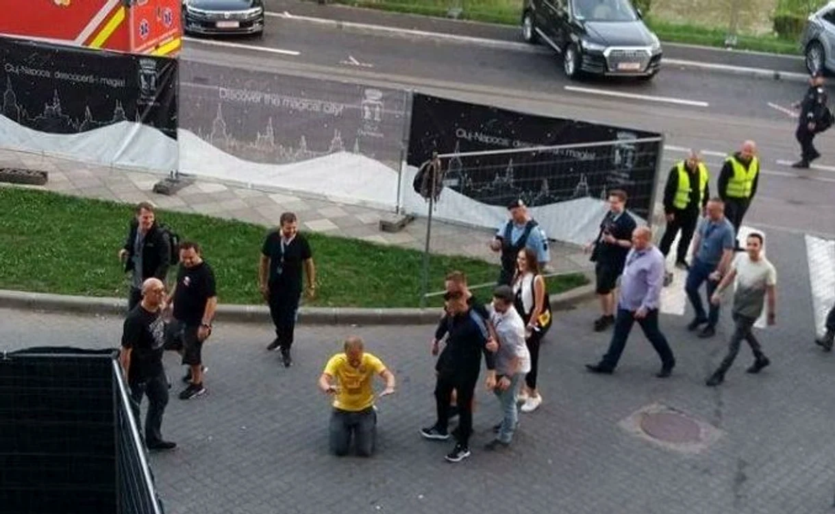 
    Armin van Buuren, reverenţă pentru faniFoto: Actual de Cluj  