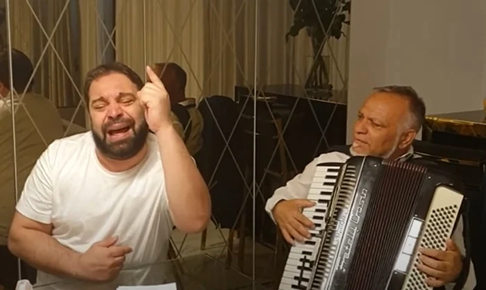 Florin și unchiul său, Nicu Salam, la o cântare în familie. Sursa: captură YouTube