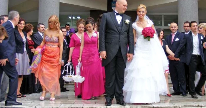 Proaspeţii însurăţei, Adrian (29 de ani) şi Roberta (25 de ani) Mocanu, după ceremonia de la Starea Civilă