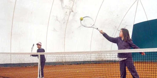 Copiii între 4 şi 10 ani învaţă tenis la Academia Sever Dron