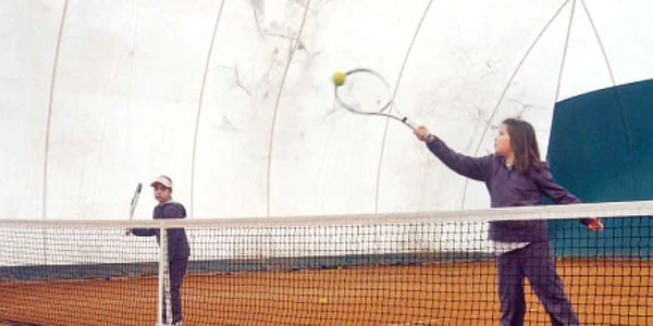Copiii între 4 şi 10 ani învaţă tenis la Academia Sever Dron