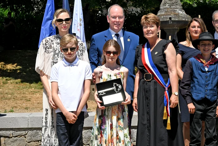 Prințesa Charlene, Prințul Albert și gemenii lor foto profimedia (4) jpg