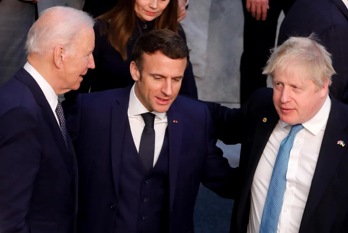 Emmanuel Macron, între Joe Biden (stânga) şi Boris Johnson la summitul G7 FOTO EPA-EFE