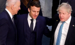 Emmanuel Macron intre Joe Biden si Boris Johnson la summitul G7 FOTO EPA-EFE