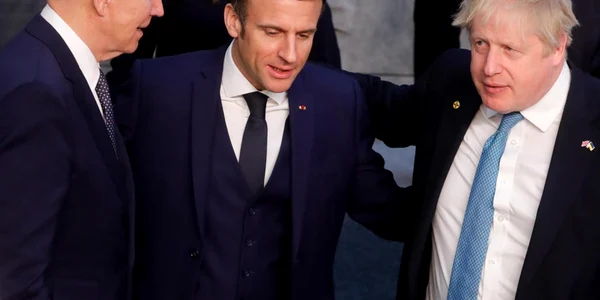 Emmanuel Macron intre Joe Biden si Boris Johnson la summitul G7 FOTO EPA-EFE