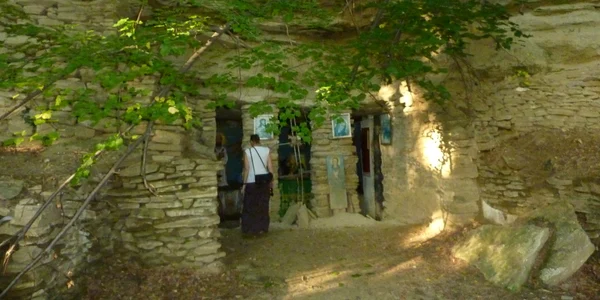 calugar din grota Vorona