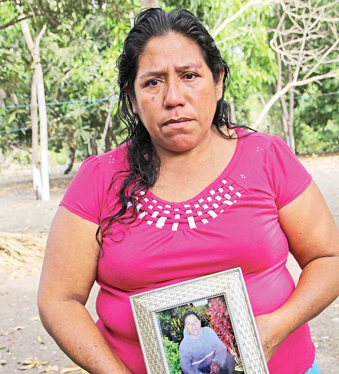 
    Mama lui Ezequiel Cordoba îl dă în judecată pe «naufragiatul»  Salvador Alvarenga, care a bântuit pe Ocean 438 de zileFoto: AFP  