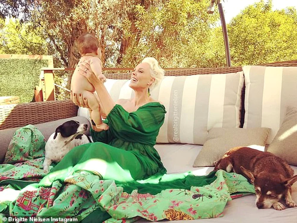 
    Brigitte Nielsen s-a pozat cu fiica ei la împlinirea vârstei de 4 luni, ca să arate că este o mamă senzaţională la 55 de aniFoto: Instagram  