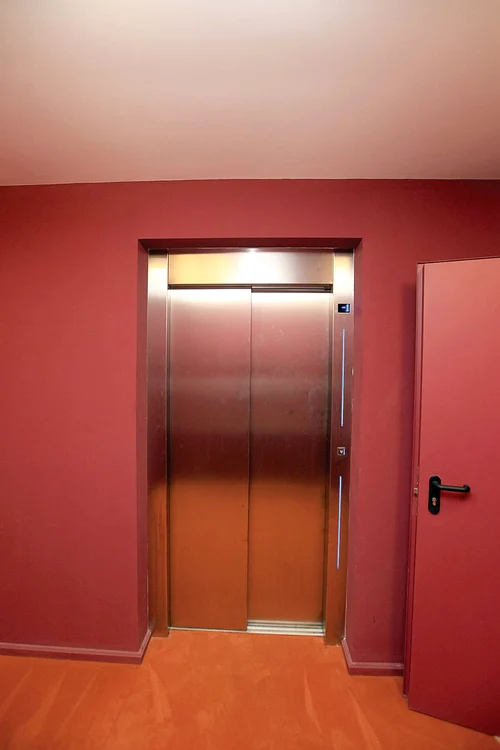 În imensul hol de la parter vor fi expoziţii de sculptură sau pictură